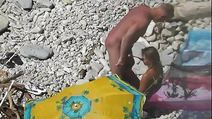 دختر بادی با مشاعره بزرگ در لباس شنا سکسی کار می کند کانال فیلم پورن