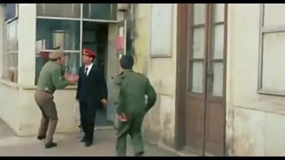 MILF با موهای کوتاه از شوخی عمیق در اتاق نشیمن به عکس سکسی پورن ها انسان می دهد