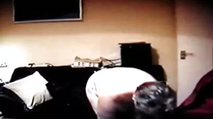 تایت بزرگ MILF روزنامه ها را در کف دفتر تجزیه می کند و شورت عکس های سکسی پورن استار ها آبی او را در می آورد