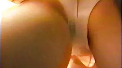 دختر ژاپنی با موهای کوتاه ، عابر فیلم سکس کندی چارمز پیاده و انگشت خود را در هتل نوازش می دهد