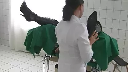 یک دانش آموز محکم میل جنسی پرشور خود را بر روی کارت ها ﻿فیلم سوپر پورن از دست داد و توسط یک دوست پاره شد