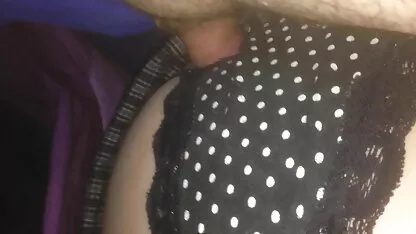 کارمن کالینه با فشار آوردن تخم فیلم پورن و سوپر مرغ ، دوستانه لبخند می زند