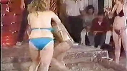 مردی با خال کوبی عکس سکسی پورن استار های معروف روی شانه خود یک خانم جوان شلوغ را جلوی وب کم در ماندا کباب می کند
