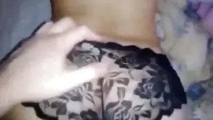 یکی از دوستانش یک خروس را ﻿فیلم سوپر پورن بر روی گلو لاتین و الاغ دوستش در جوراب ساق بلند می کند