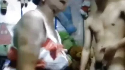 فاحشه شلخته فالوس بلند عکس سوپر پورن را به درون شکاف می چسباند