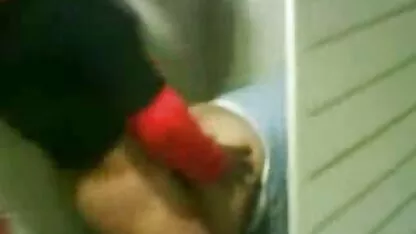 مرد عکس کس پورن متورم دختر جوان را در مقابل دوستش فاش می کند