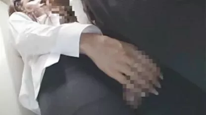 زن جوان با موهای رنگ شده و کت و شلوار سیاه دوست پسر را مکید فیلم پورن محارم