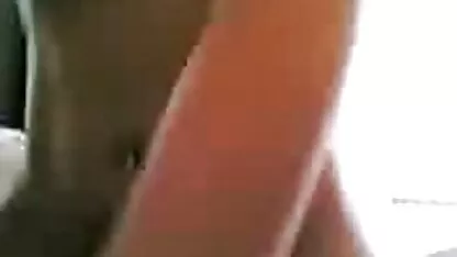 Busty MILF دوست جوان را آرام می کند و کلاه خود را با قیچی فیلم پورن ننا می مالد