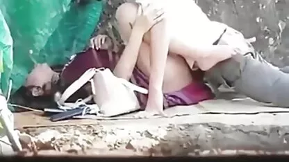 دختر یک گربه هیجان زده را با یک عکس سکسی پورن استار ها فالوس در حیاط لخت کرد