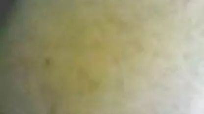 بیب خجالتی خودش را با یک عکس پورن وسکسی خروس لاستیکی جلوی دوربین می اندازد
