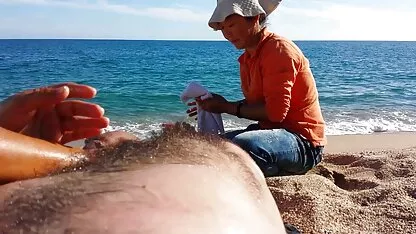 شریک معشوقه ای را در ماندا با ران های گسترده به فیلم سکس ایلار دیانتی سبک سگ کوچولو می کشاند