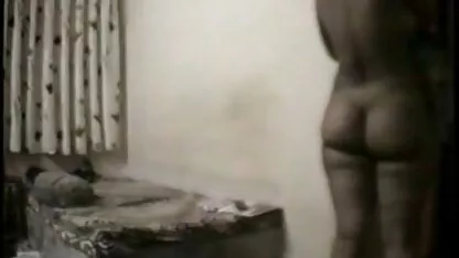 مردی که عینک دارد موهای سبزه جوان عکس های سکسی پورن استار ها را لیس می کند و یک الداک را در آن قرار می دهد