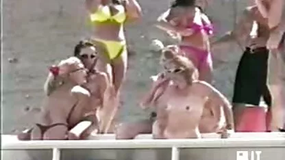 بلوند بوفی با بالش کرکی روی زمین برهنه می شود و با یک dildo کانال سکسی در موبوگرام سرگرم کننده است