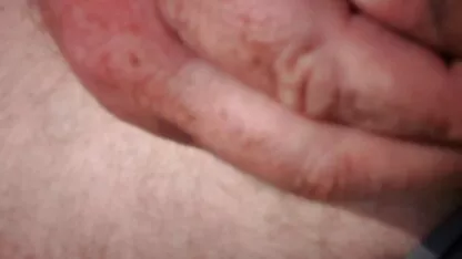 لزبین در یک تی شرت صورتی باعث می شود عکس کس پورن که دوست دختر کوونی روی صندلی صندلی باشد
