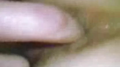 دختری با نوک سینه سوراخ شده یک مرد را در یک وب کم کانال موبوگرام سکسی می مکید