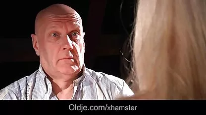 سبزه جوان هاهالی بر روی بیدمشک صورتش نشسته و او عکس کس پورن را لعنتی کرد