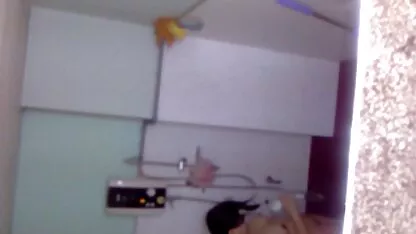 همسایه پوست تیره با لاتینا باریک در حیاط خلوت ملاقات می کند و او را فیلم پورن معلم خصوصی در محل کار می اندازد