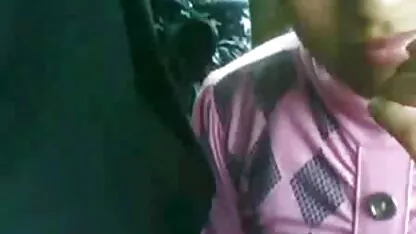 عوضی موی تاریک خروس پسربچه اش را با دهانش مرطوب می کند و سرطان مقعد را با او کانال سکسی در موبوگرام خز می کند
